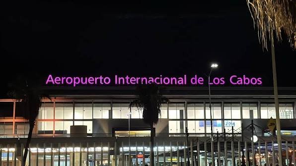 Aeropuerto Internacional de Los Cabos de noche.