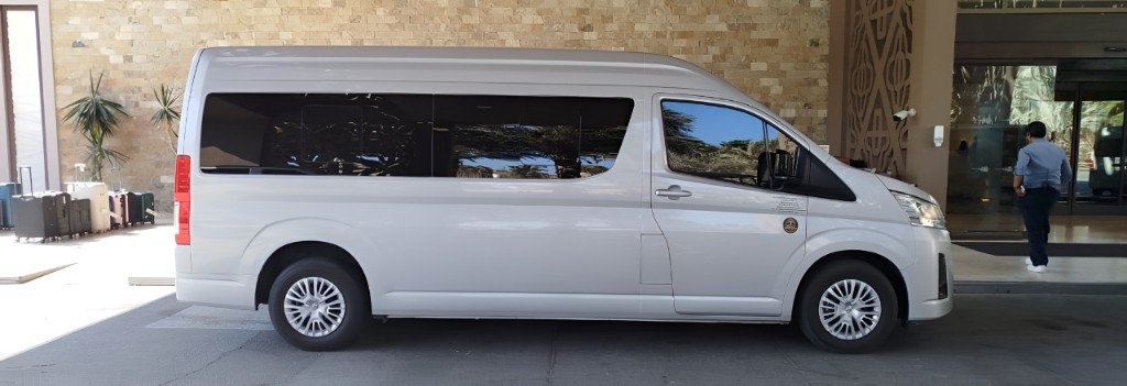 Toyota Hiace de Torote Luxury Transportation con equipaje en Los Cabos.