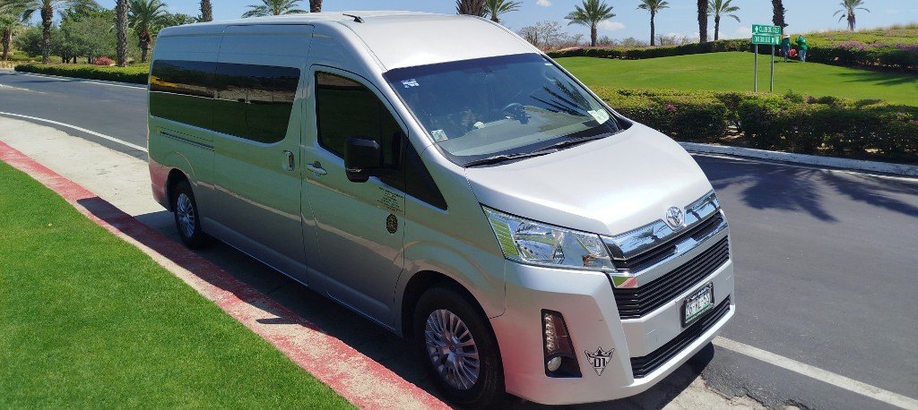 Toyota Hiace plateada de Torote Luxury Transportation en Los Cabos.